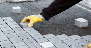 Монтаж тротуарной плитки на даче в Пыти-Яхах в октябре