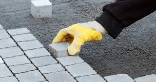 Укладка тротуарной плитки 50 на 50 в Пыти-Яхах в октябре