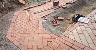 Укладка тротуарной плитки в Пыти-Яхах в октябре