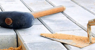 Профессиональная укладка тротуарной брусчатки в Пыти-Яхах в октябре